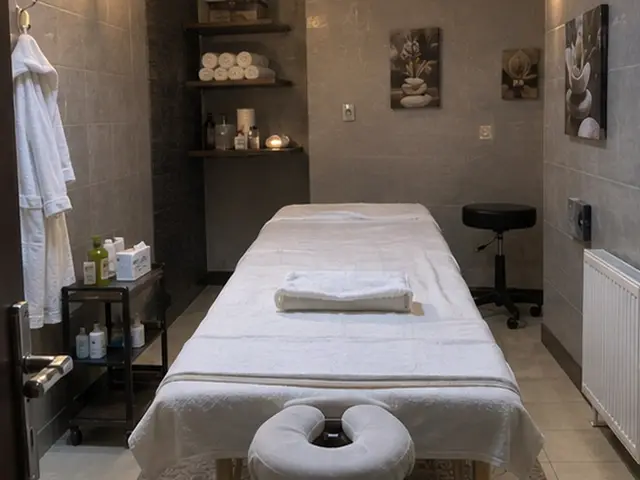 Raflarında havlu duran, bornozlu masaj odası — Fındıklı, Masaj Salonun