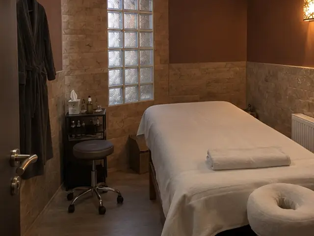 Taş duvarlı odada yüz yastıklı masaj masası — Fındıklı, Masaj Salonun