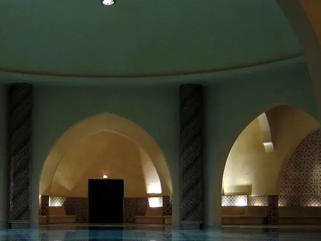 Kemerli nişleri ve havuzuyla loş hamam salonu — Fındıklı, Masaj Salonun